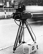 Bild eines Verkehrsradargerätes auf einem Stativ am Straßenrand