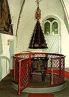 Bronzetaufbecken von 1509 mit abhebbarem Deckel und Teufelsgitter in der St.-Nicolai-Kirche zu Mölln.