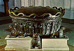 Bild eines Bronzetaufbeckens aufgenommen im Dom zu Salzburg